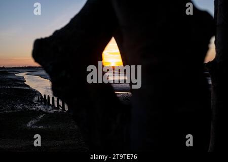 Sonnenuntergang im Naturschutzgebiet Pagham Harbour RSPB bei Ebbe an einem Herbstnachmittag, West Sussex, England Großbritannien Stockfoto