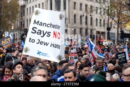 London, Großbritannien. 26. November 2023: Pro-israelische Demonstranten beim „Marsch gegen den Antisemitismus“ halten Flaggen und Plakate zur Unterstützung von Geiseln, die von der Hamas in genommen wurden Stockfoto