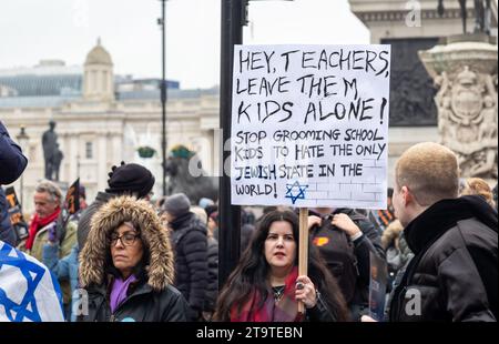 London, Großbritannien. 26. November 2023: Ein pro-israelischer Demonstrant beim „Marsch gegen den Antisemitismus“ hält ein Plakat auf dem Trafalgar Square. Stockfoto