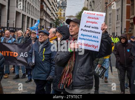 London, Großbritannien. 26. November 2023: Peter Tatchell, Menschenrechtsaktivist und LGBTQ+, hält ein Plakat auf dem "Marsch gegen den Antisemitismus" zur Unterstützung von Geiseln Stockfoto