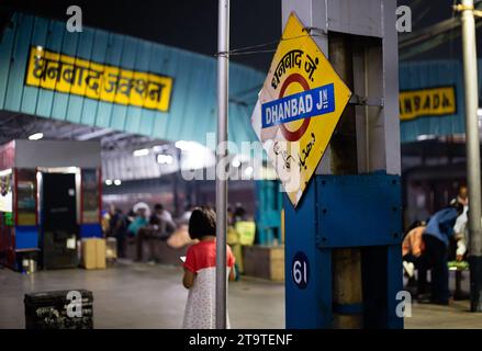 Dhanbad, Jharkhand, Indien - 26. Oktober 2023: Selektiver Fokus auf das Schild an der Kreuzung Dhanbad am Bahnsteig bei Nacht Stockfoto