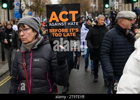 Ein marsch, der gegen die Zunahme von Antisemitismus-Vorfällen während des jüngsten israelisch-palästinensischen Konflikts protestiert, zieht Whitehall herunter. Sie riefen nach dem rel Stockfoto