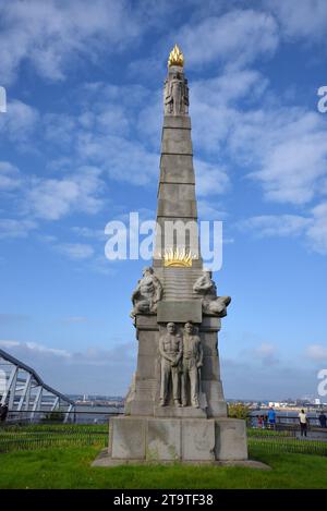 Memorial to Heroes of the Marine Engine Room (1916), auch bekannt als Titanic Monument, ein Granit Obelisk von Goscombe John am Pier Head oder Waterfront Liverpool Stockfoto