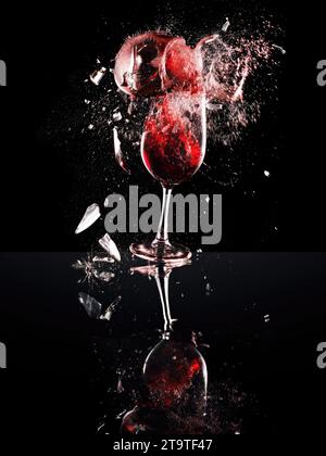 Schöne Bilder vom Gießen von Wein, zerbrochenem Weinglas und vom Aufhören des Trinkens Stockfoto
