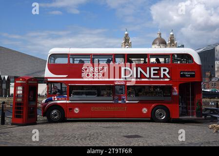 British Symbols of Red Double-Decker Bus, umgebaut in Street Food Diner, und Red K6 Telephone Box England UK Stockfoto