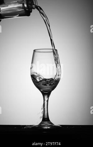 Schöne Bilder vom Gießen von Wein, zerbrochenem Weinglas und vom Aufhören des Trinkens Stockfoto