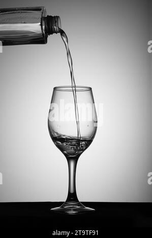 Schöne Bilder vom Gießen von Wein, zerbrochenem Weinglas und vom Aufhören des Trinkens Stockfoto