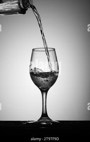 Schöne Bilder vom Gießen von Wein, zerbrochenem Weinglas und vom Aufhören des Trinkens Stockfoto