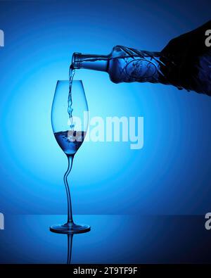 Schöne Bilder vom Gießen von Wein, zerbrochenem Weinglas und vom Aufhören des Trinkens Stockfoto