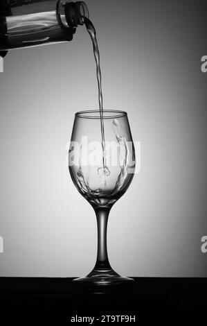 Schöne Bilder vom Gießen von Wein, zerbrochenem Weinglas und vom Aufhören des Trinkens Stockfoto