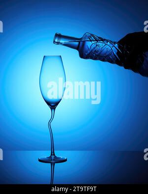 Schöne Bilder vom Gießen von Wein, zerbrochenem Weinglas und vom Aufhören des Trinkens Stockfoto