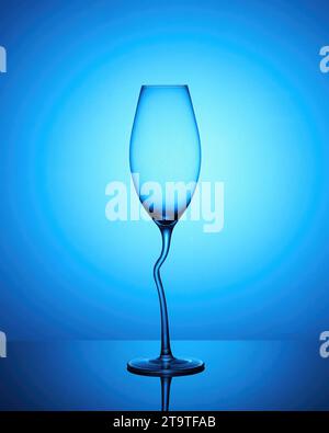 Schöne Bilder vom Gießen von Wein, zerbrochenem Weinglas und vom Aufhören des Trinkens Stockfoto