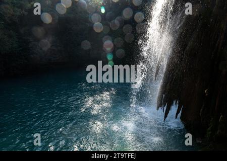 Das milchige Wasser des Flusses Elsa entlang des Diboratto Wasserfallweges in der Toskana, Mittelitalien, ist ein beliebtes Ziel zum Schwimmen und Wandern. Stockfoto