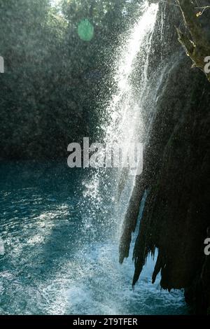 Das milchige Wasser des Flusses Elsa entlang des Diboratto Wasserfallweges in der Toskana, Mittelitalien, ist ein beliebtes Ziel zum Schwimmen und Wandern. Stockfoto