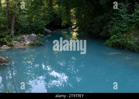 Das milchige Wasser des Flusses Elsa entlang des Diboratto Wasserfallweges in der Toskana, Mittelitalien, ist ein beliebtes Ziel zum Schwimmen und Wandern. Stockfoto