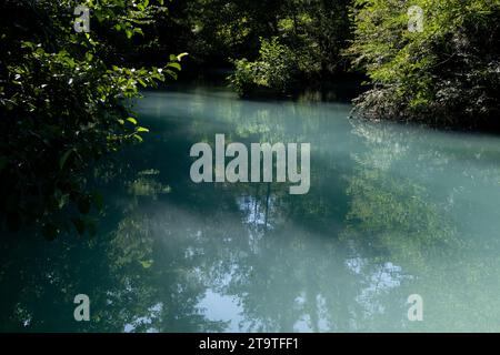 Das milchige Wasser des Flusses Elsa entlang des Diboratto Wasserfallweges in der Toskana, Mittelitalien, ist ein beliebtes Ziel zum Schwimmen und Wandern. Stockfoto