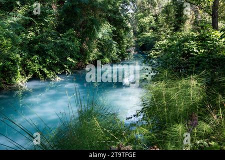 Das milchige Wasser des Flusses Elsa entlang des Diboratto Wasserfallweges in der Toskana, Mittelitalien, ist ein beliebtes Ziel zum Schwimmen und Wandern. Stockfoto