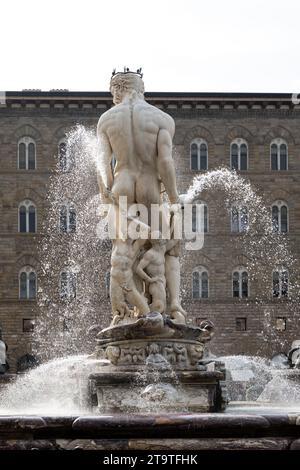 Blick auf den Marmorbrunnen aus dem 16. Jahrhundert mit der Statue von Neptun, dem römischen Gott des Süßwassers und des Meeres. Stockfoto