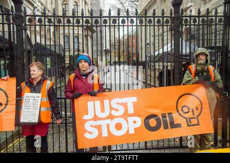 London, Großbritannien. November 2023. Just Stop Oil Demonstranten protestierten heute wieder in London. Sie begannen ihren Protest am Trafalgar Square und hielten dann vor der Downing Street an. Als sie versuchten, auf der Straße gegenüber dem Unterhaus zu sitzen, wurden sie schnell von der Met Police verhaftet und mit Handschellen gefesselt. Alle fünf Demonstranten wurden in Polizeiwagen mitgenommen. Die Höchststrafe für die vorsätzliche Blockierung einer Autobahn in England und Wales beträgt 51 Wochen Haft. Straftäter können ebenfalls mit Geldstrafen belegt werden. Quelle: Maureen McLean/Alamy Live News Stockfoto