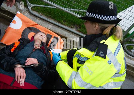 London, Großbritannien. November 2023. Just Stop Oil Demonstranten protestierten heute wieder in London. Sie begannen ihren Protest am Trafalgar Square und hielten dann vor der Downing Street an. Als sie versuchten, auf der Straße gegenüber dem Unterhaus zu sitzen, wurden sie schnell von der Met Police verhaftet und mit Handschellen gefesselt. Alle fünf Demonstranten wurden in Polizeiwagen mitgenommen. Die Höchststrafe für die vorsätzliche Blockierung einer Autobahn in England und Wales beträgt 51 Wochen Haft. Straftäter können ebenfalls mit Geldstrafen belegt werden. Quelle: Maureen McLean/Alamy Live News Stockfoto