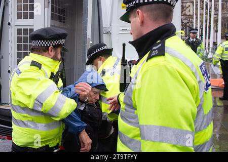 London, Großbritannien. November 2023. Just Stop Oil Demonstranten protestierten heute wieder in London. Sie begannen ihren Protest am Trafalgar Square und hielten dann vor der Downing Street an. Als sie versuchten, auf der Straße gegenüber dem Unterhaus zu sitzen, wurden sie schnell von der Met Police verhaftet und mit Handschellen gefesselt. Alle fünf Demonstranten wurden in Polizeiwagen mitgenommen. Die Höchststrafe für die vorsätzliche Blockierung einer Autobahn in England und Wales beträgt 51 Wochen Haft. Straftäter können ebenfalls mit Geldstrafen belegt werden. Quelle: Maureen McLean/Alamy Live News Stockfoto