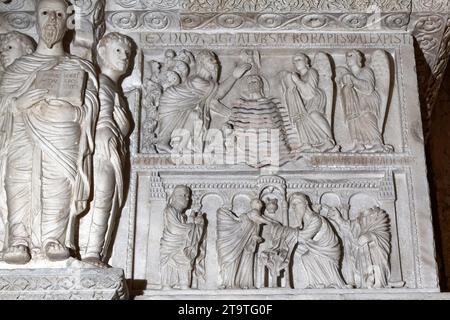 Taufe Christi und Präsentation im Tempel - Kanzel im pisanischen romanischen Stil - Kathedrale der Heiligen Maria der Himmelfahrt - Cagliari - Italien Stockfoto