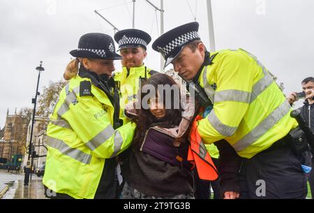 27. November 2023, London, England, Großbritannien: Just Stop Oil Aktivisten werden von Metropolitan Police Officers auf dem Parliament Square verhaftet. Die Klimaschutzgruppe marschierte vom Trafalgar Square auf dem Bürgersteig und wurde innerhalb von Sekunden nach dem erneuten Betreten der Straße verhaftet, während sie ihre Proteste gegen neue Genehmigungen für fossile Brennstoffe fortsetzt. (Kreditbild: © Vuk Valcic/ZUMA Press Wire) NUR REDAKTIONELLE VERWENDUNG! Nicht für kommerzielle ZWECKE! Stockfoto