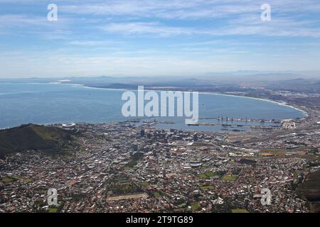Die Stadt Kapstadt von der Spitze des Tafelbergs aus gesehen. Stockfoto