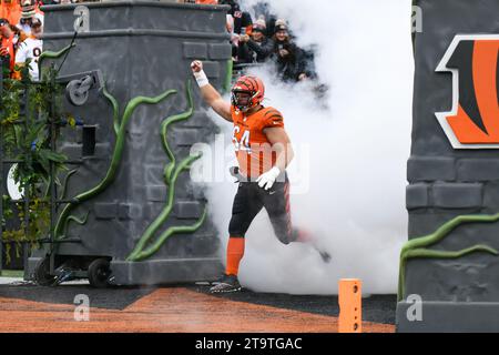 Cincinnati, Ohio, USA. November 2023. 26. November 2023 Cincinnati Bengals Center Ted Karras (64) während des Vorspieleintritts bei Pittsburgh Steelers vs Cincinnati Bengals in Cincinnati, OH. Jake Mysliwczyk/AMG Media (Kreditbild: © Jake Mysliwczyk/BMR via ZUMA Press Wire) NUR ZUR REDAKTIONELLEN VERWENDUNG! Nicht für kommerzielle ZWECKE! Stockfoto