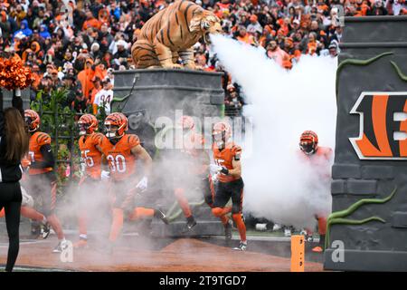 Cincinnati, Ohio, USA. November 2023. 26. November 2023 Cincinnati Bengals Teameintritt während Pittsburgh Steelers vs Cincinnati Bengals in Cincinnati, OH. Jake Mysliwczyk/AMG Media (Kreditbild: © Jake Mysliwczyk/BMR via ZUMA Press Wire) NUR ZUR REDAKTIONELLEN VERWENDUNG! Nicht für kommerzielle ZWECKE! Stockfoto