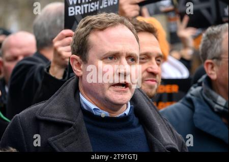 Tom Tugenthat Abgeordneter (Con: Tonbridge and Malling) nimmt am Marsch gegen Antisemitismus Teil, London, 26. November 2023 Stockfoto