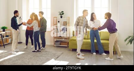 Menschen Freunde treffen sich zusammen, reden und teilen Nachrichten und Geschichten, die sich zu Hause sammeln. Stockfoto