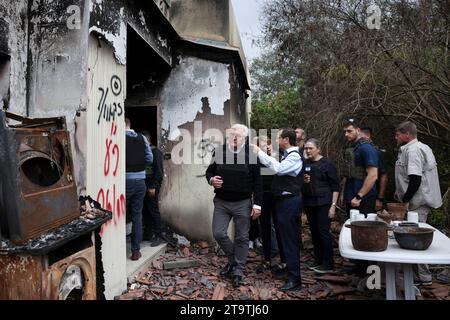 Kibbuz Beeri, Israel. November 2023. Israels Präsident Isaac Herzog und ...