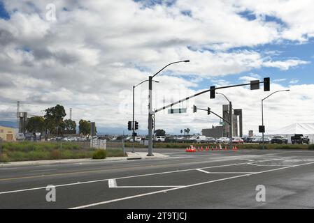 TUSTIN, KALIFORNIEN - 18. November 2023: USMCAS Tustin Blimp Hangar nach dem Feuer von der Kreuzung Victory und Armstrong aus gesehen. Stockfoto