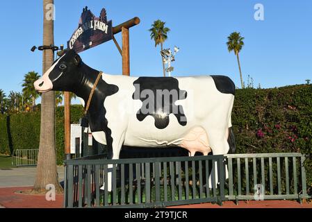 COSTA MESA, KALIFORNIEN - 12. November 2023: Holstein Cow Statue A der Eingang zur Centennial Farm im OC Fair and Events Center, Orange County Fairground Stockfoto