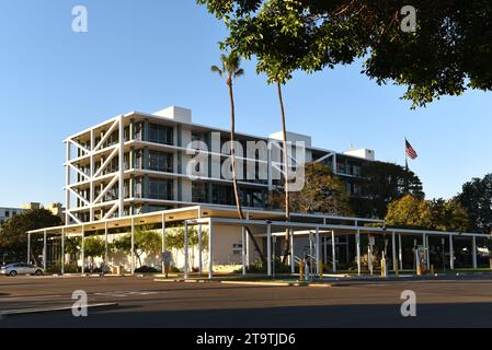 COSTA MESA, KALIFORNIEN - 12. November 2023: Das Costa Mesa Civic Center am Fair Drive. Stockfoto