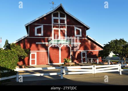 COSTA MESA, KALIFORNIEN - 12. November 2023: Die Millennium Barn im OC Messe- und Veranstaltungszentrum, Orange County Fairgrounds. Stockfoto