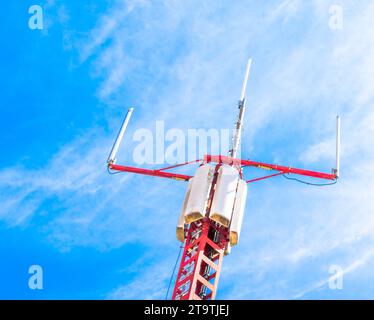 Antenne des Repeaters für Mobiltelefone unter blauem Himmel Stockfoto
