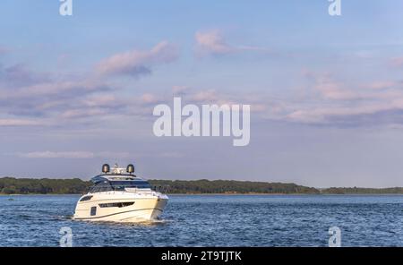 Elegante, moderne Motoryacht auf dem Weg vor der Schutzinsel Stockfoto