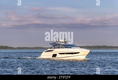 Elegante, moderne Motoryacht auf dem Weg vor der Schutzinsel Stockfoto