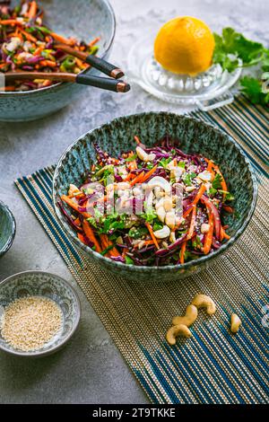 Rotkohl-Salat im asiatischen Stil mit Karotten, Koriander, Cashewnüssen und Zwiebeln Stockfoto