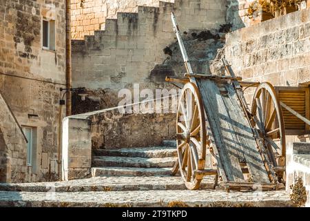 Alte historische Holzwagen typische Werkzeug in der Vergangenheit, in Matera, Italien, UNESCO Europäische Kulturhauptstadt 2019 Stockfoto