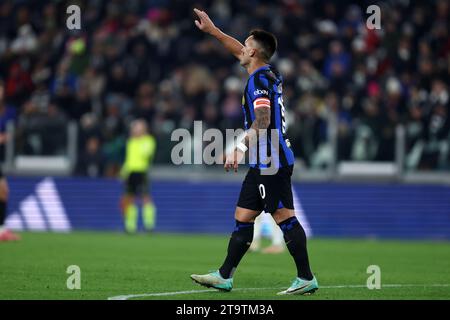 Turin, Italien. November 2023. Lautaro Martinez vom FC Internazionale gibt beim Spiel der Serie A zwischen Juventus FC und FC Internazionale am 26. November 2023 im Allianz Stadium in Turin, Italien. Quelle: Marco Canoniero/Alamy Live News Stockfoto