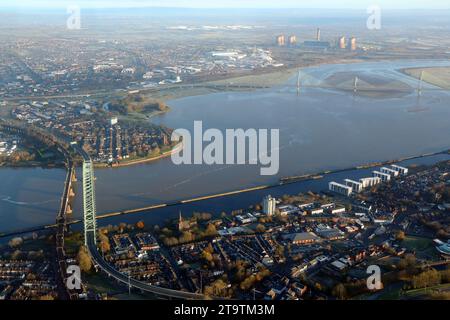 Aus der Vogelperspektive von der Silver Jubilee Bridge und der Mersey Gateway Bridge über den Fluss Mersey (auch Ethelfleda Eisenbahnbrücke) Stockfoto