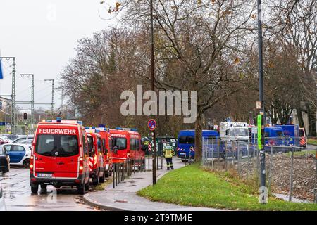 Freiburg, Deutschland. November 2023. Einsatzfahrzeuge der Feuerwehr und des Energieversorgers Badenova parken in der Nähe der Pädagogischen Hochschule. Nach der Entdeckung einer 105-mm-Flugabwehrgranate aus dem Zweiten Weltkrieg während der Bauarbeiten wurden rund 200 Menschen vorsorglich in Sicherheit gebracht. Aufgrund des Zustands der Munition wurde sie vor Ort gezündet. Quelle: Philipp von Ditfurth/dpa/Alamy Live News Stockfoto