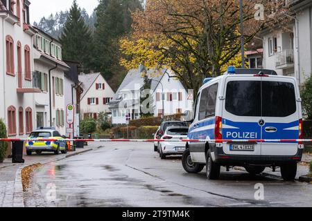 Freiburg, Deutschland. November 2023. Die Einsatzfahrzeuge der Polizei werden auf einer gesperrten Straße geparkt. Nach der Entdeckung einer 105-mm-Flugabwehrgranate aus dem Zweiten Weltkrieg während der Bauarbeiten wurden rund 200 Menschen vorsorglich in Sicherheit gebracht. Aufgrund des Zustands der Munition wurde sie an Ort und Stelle explodiert. Quelle: Philipp von Ditfurth/dpa/Alamy Live News Stockfoto