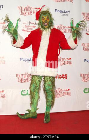 Los Angeles, USA. November 2023. LOS ANGELES - 26. November 2023: The Grinch bei der 91. Hollywood Christmas Parade am Hollywood Boulevard am 26. November in Los Angeles, KALIFORNIEN (Foto: Katrina Jordan/SIPA USA) Credit: SIPA USA/Alamy Live News Stockfoto