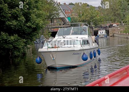 Weißes Boot mit Motorstart ist gerade durch Lock auf dem Fluss Avon bei Stratford auf Avon Warks UK gefahren Stockfoto