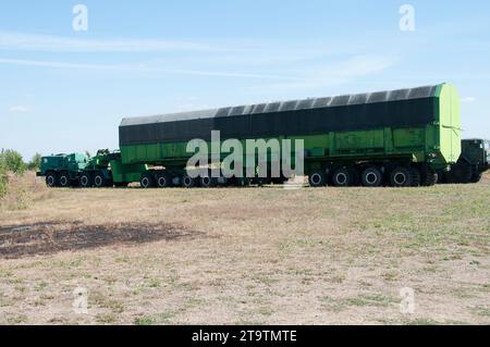 MAZ-537 Lkw schleppt ein ICBM ab Stockfoto