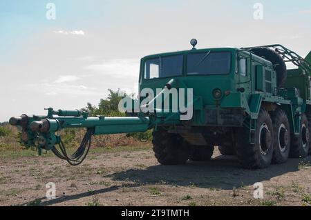 Der MAZ 537 F/A Schubtraktor wurde verwendet, um einen anderen MAZ zu schieben, der ein ICBM über unebenes Gelände transportierte Stockfoto